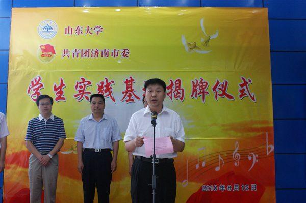 摄影：何炜