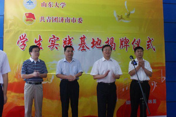 摄影：何炜